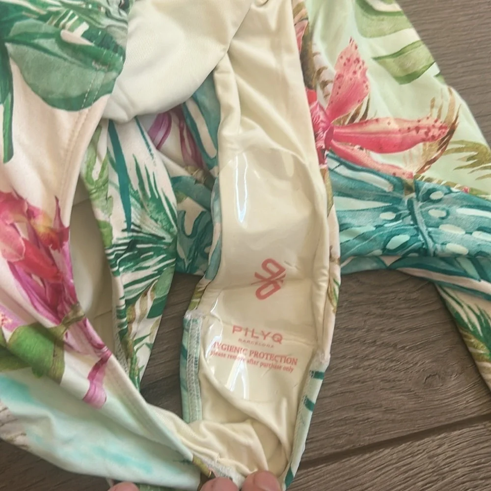 NWT Pilyq Tropical Floral Long Sleeve Bodysuit Size Medium